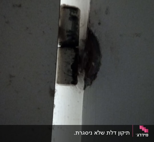 ציר דלת מתכת עם סימני חלודה